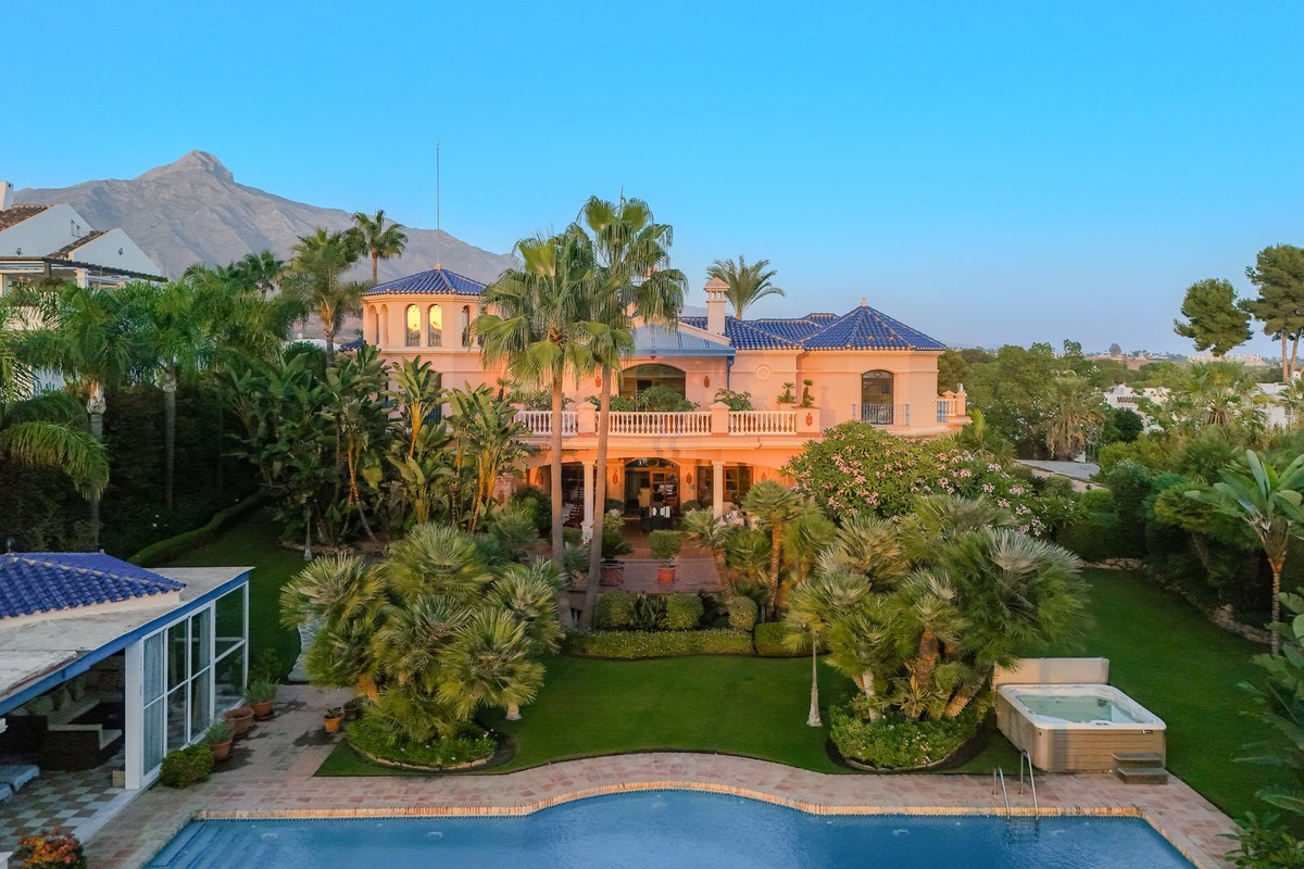 6 Bedroom Villa for Sale in Nueva Andalucía