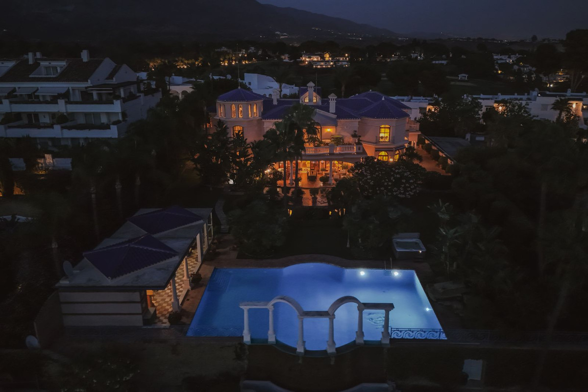 6 Bedroom Villa for Sale in Nueva Andalucía — 2