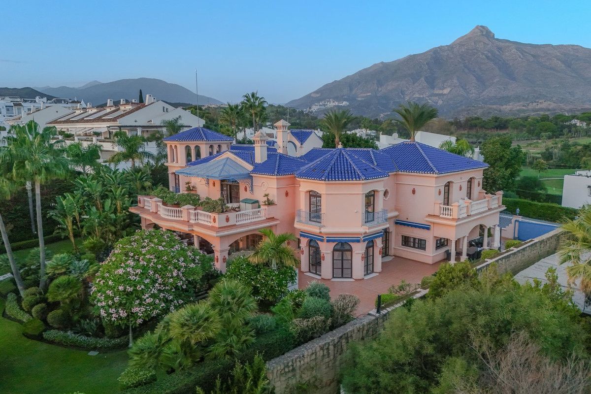 6 Bedroom Villa for Sale in Nueva Andalucía — 3