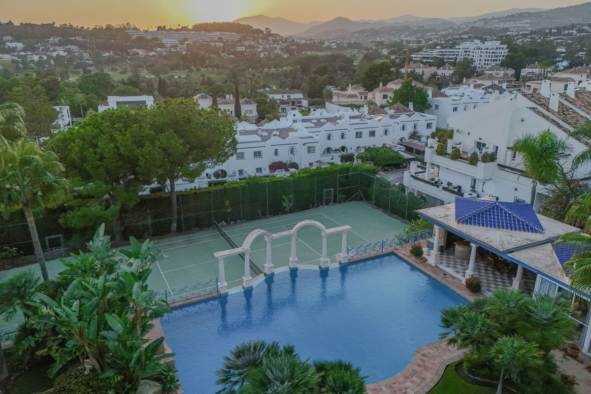 6 Bedroom Villa for Sale in Nueva Andalucía — 4