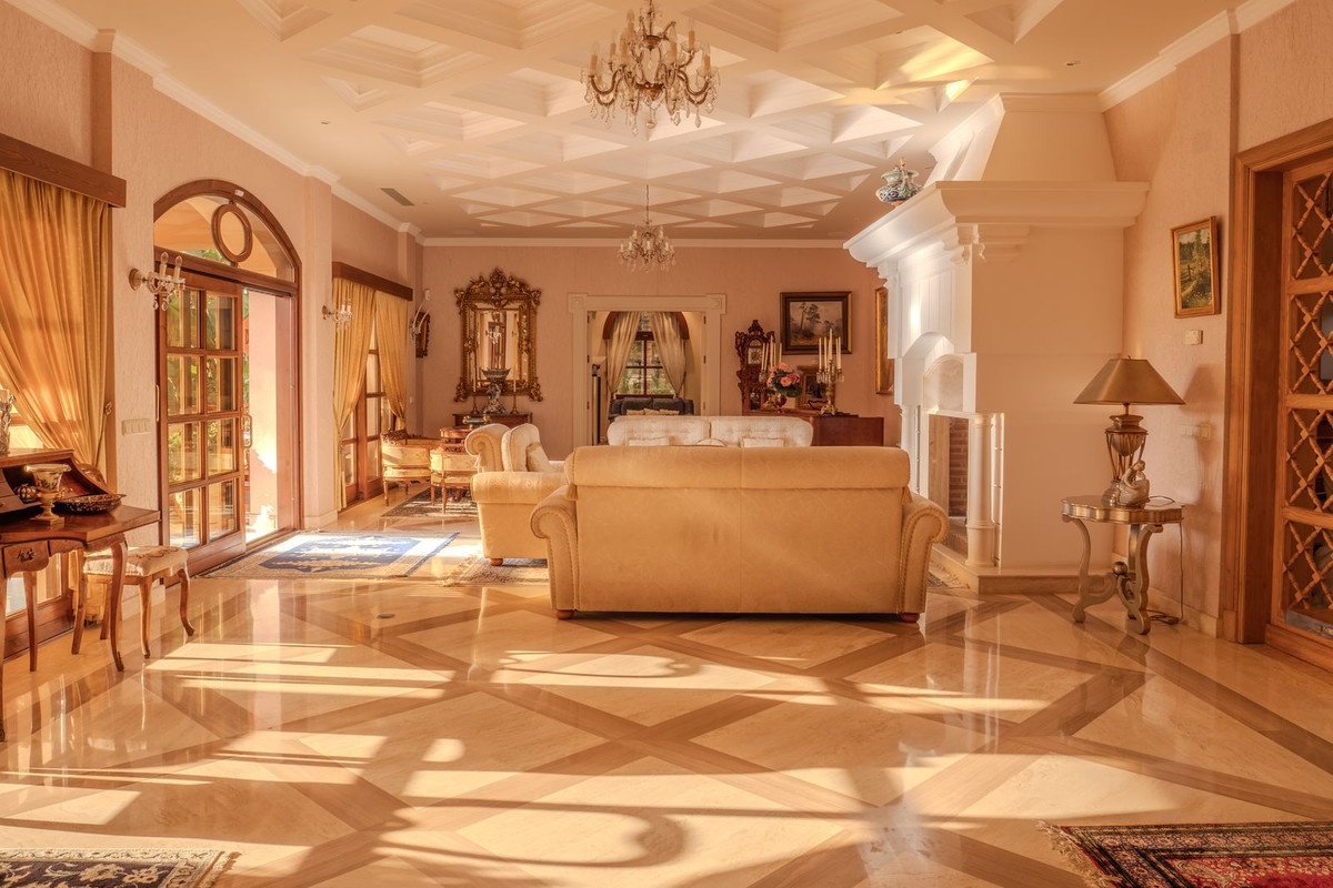 6 Bedroom Villa for Sale in Nueva Andalucía — 6