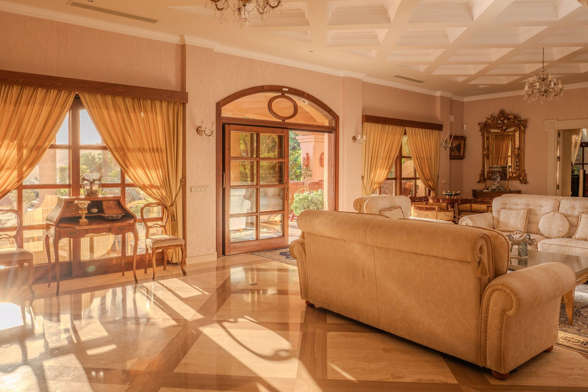 6 Bedroom Villa for Sale in Nueva Andalucía — 7