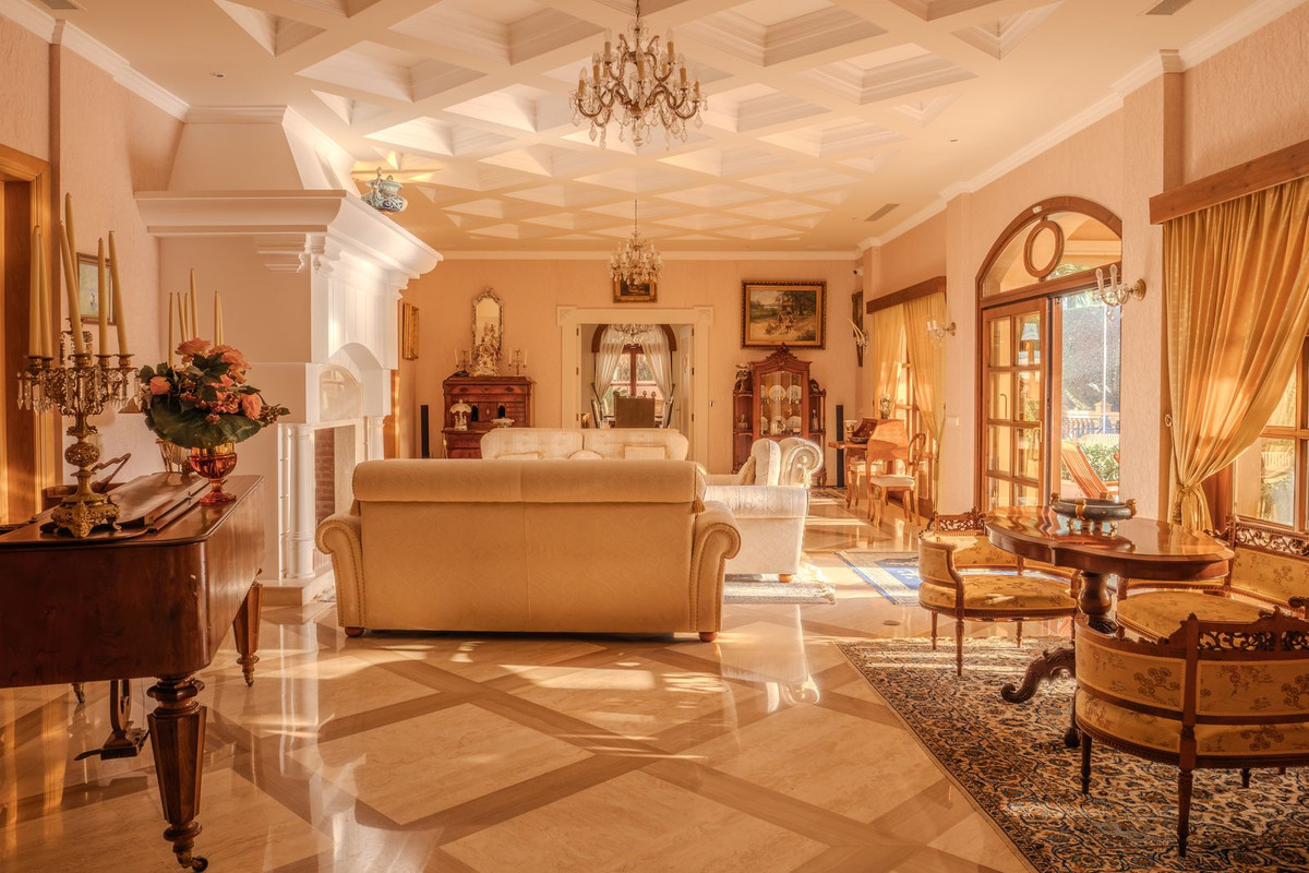 6 Bedroom Villa for Sale in Nueva Andalucía — 8