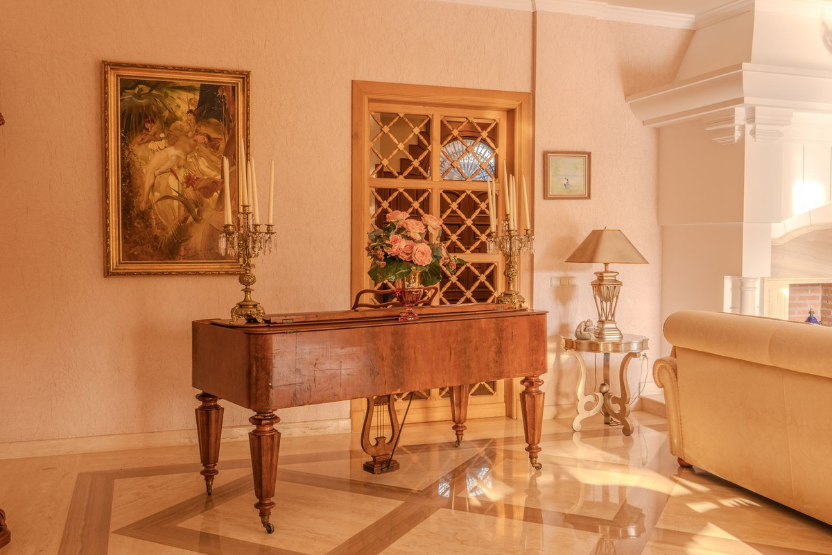 6 Bedroom Villa for Sale in Nueva Andalucía — 9