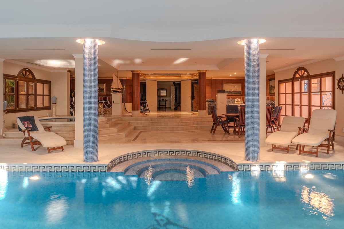 6 Bedroom Villa for Sale in Nueva Andalucía — view 10