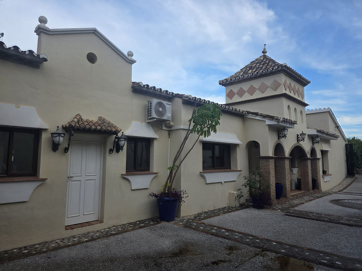 6 Bedroom Villa for Sale in El Paraiso