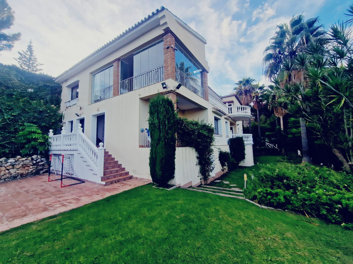 6 Bedroom Villa for Sale in El Paraiso — 2