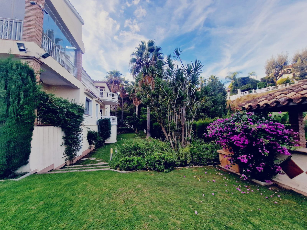 6 Bedroom Villa for Sale in El Paraiso — 3