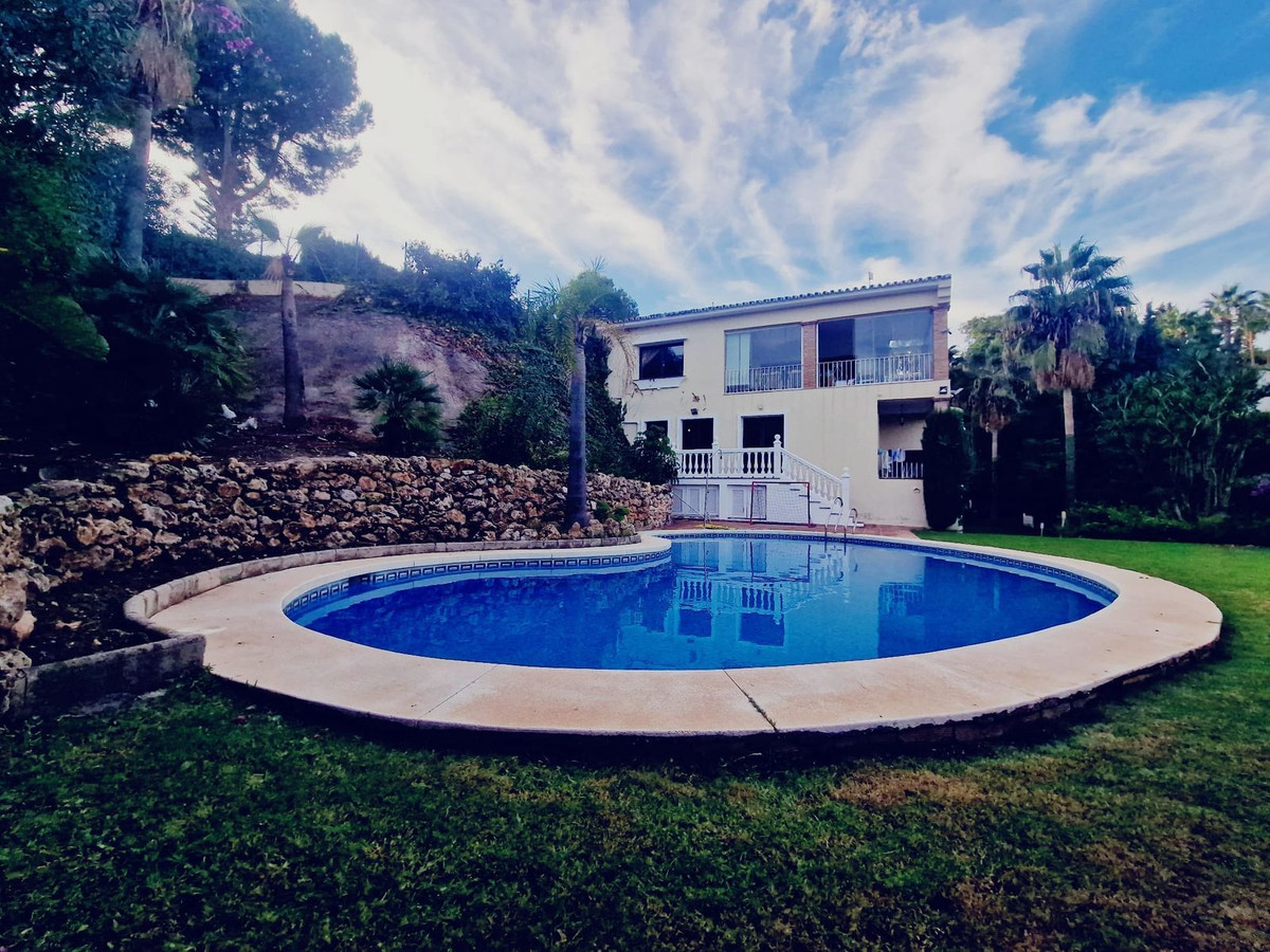 6 Bedroom Villa for Sale in El Paraiso — 8