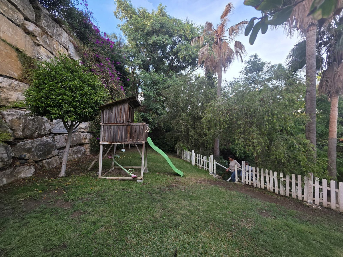 6 Bedroom Villa for Sale in El Paraiso — 9