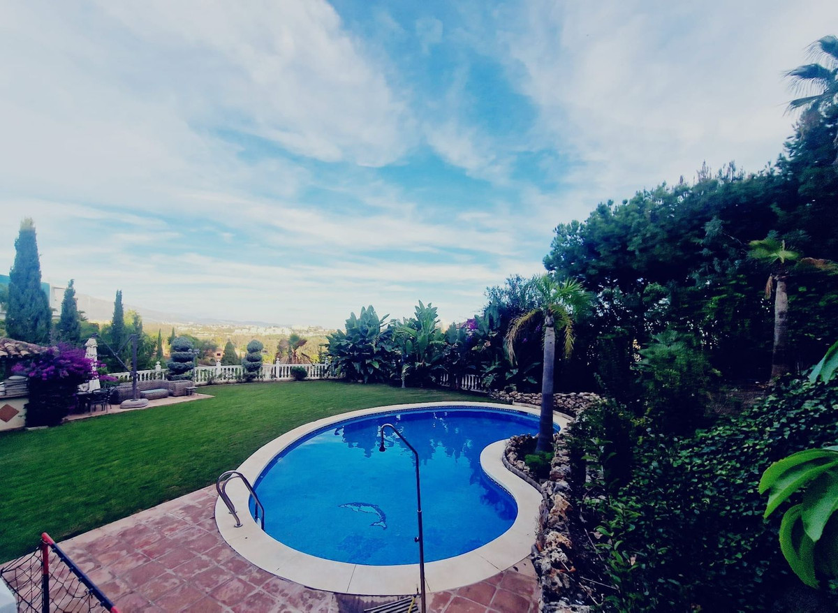 6 Bedroom Villa for Sale in El Paraiso — view 10