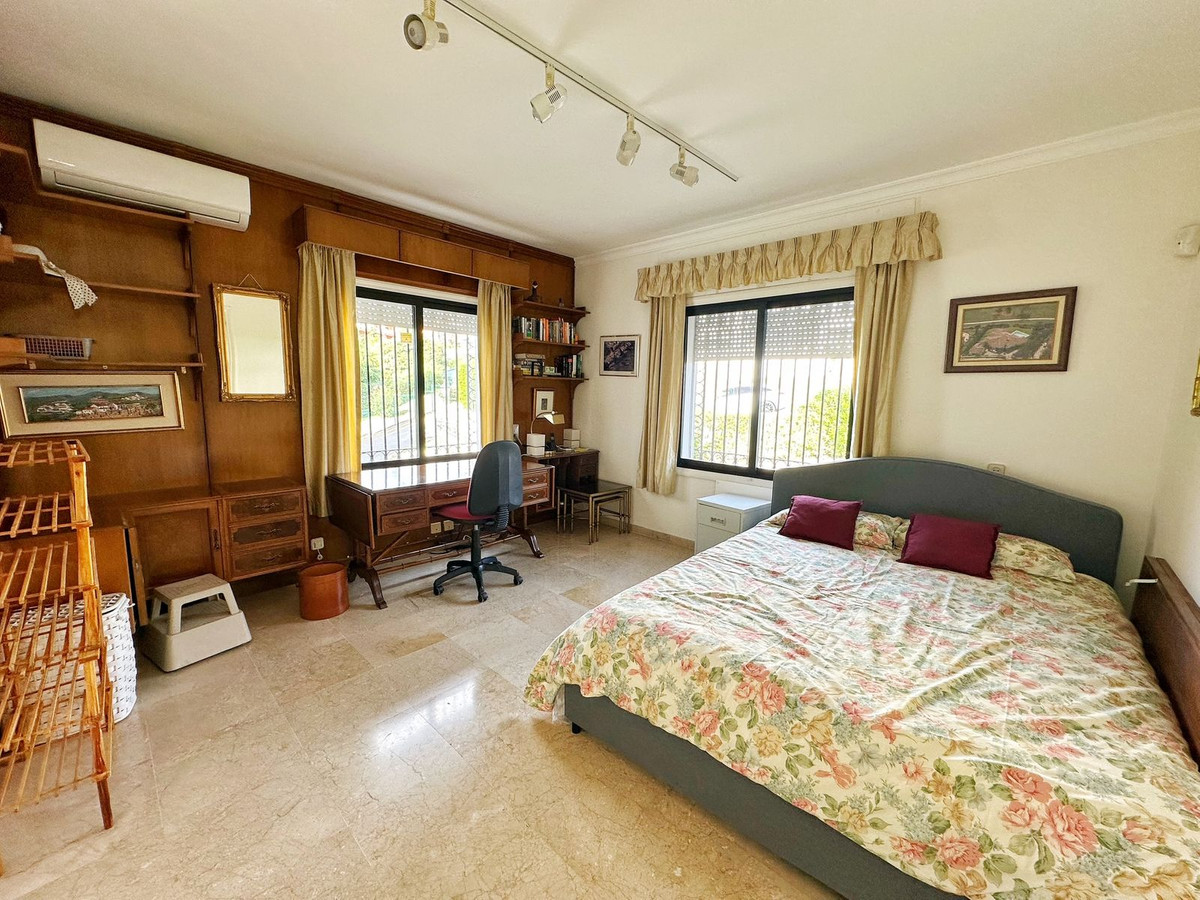 4 Bedroom Villa for Sale in El Paraiso — view 12