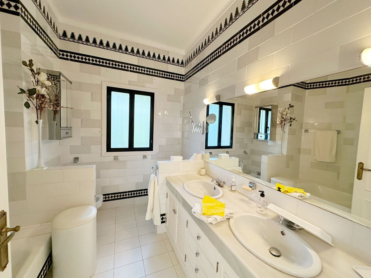 4 Bedroom Villa for Sale in El Paraiso — view 13