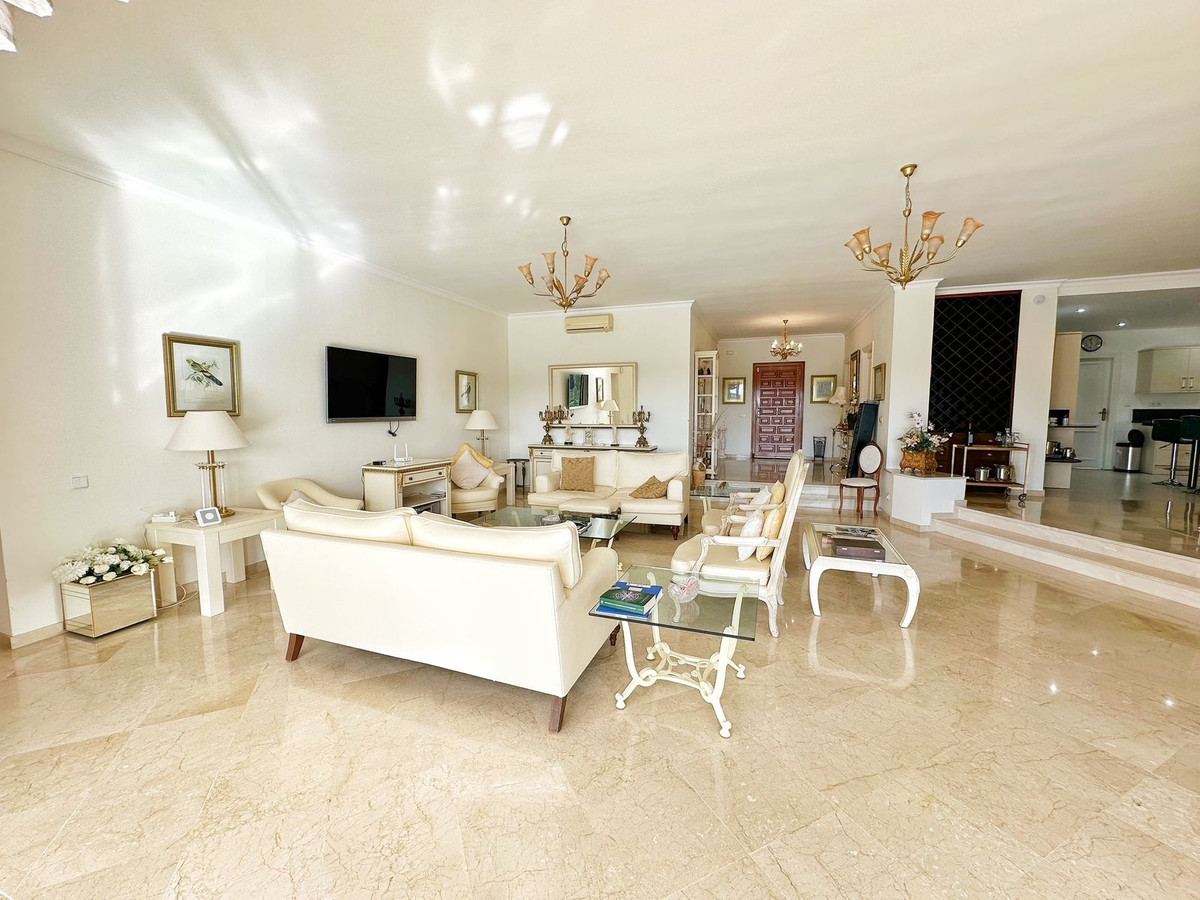 4 Bedroom Villa for Sale in El Paraiso — 8