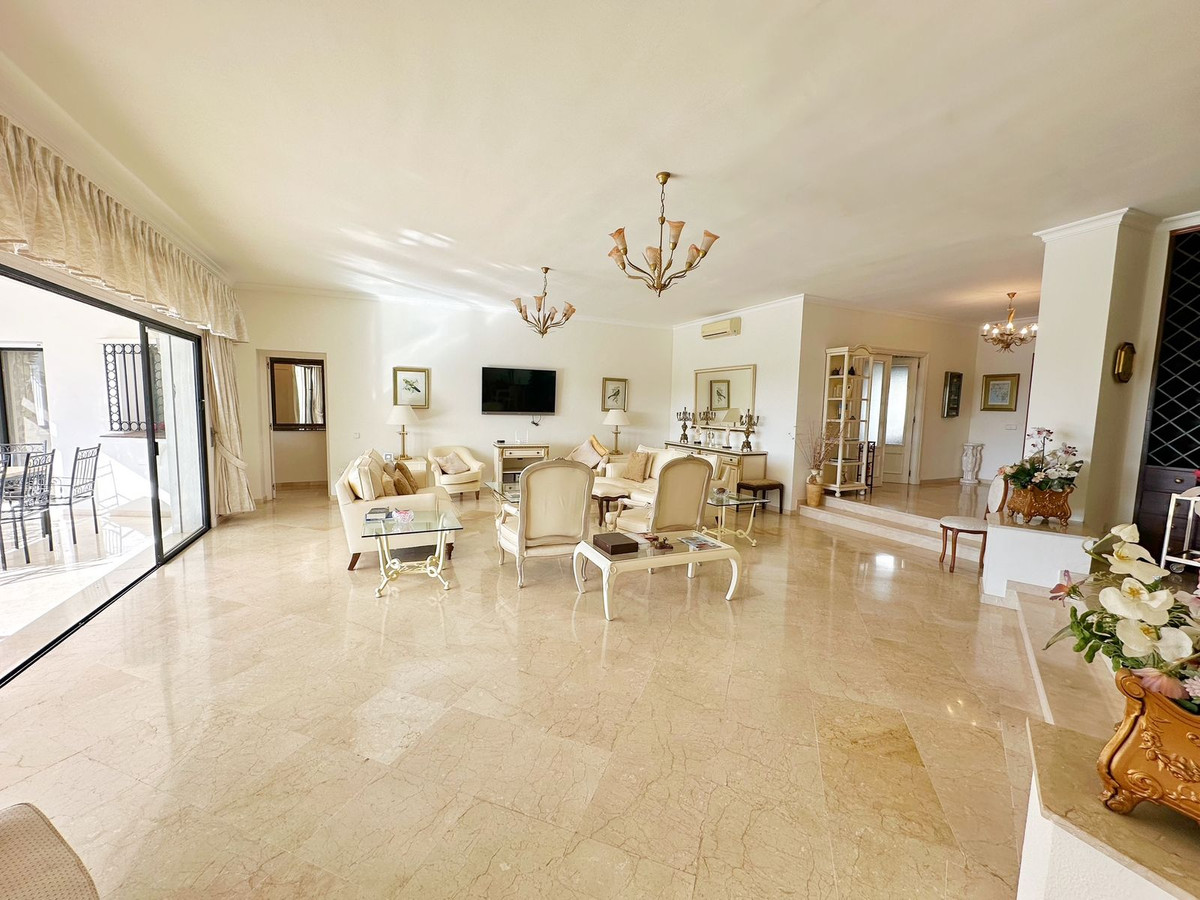 4 Bedroom Villa for Sale in El Paraiso — 9