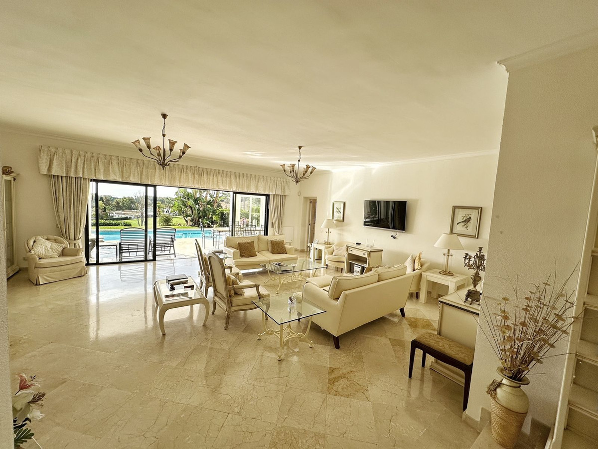 4 Bedroom Villa for Sale in El Paraiso — view 10
