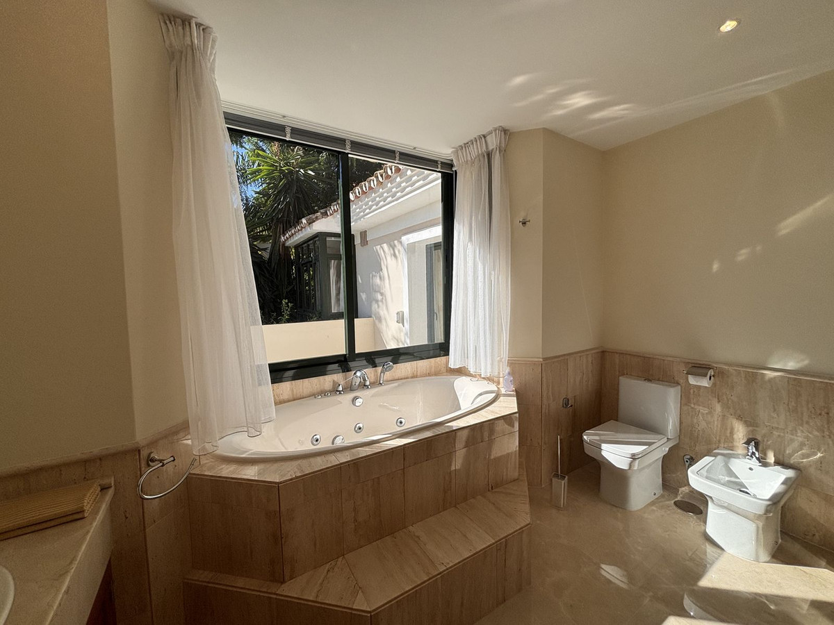 7 Bedroom Villa for Sale in Benahavís — view 12