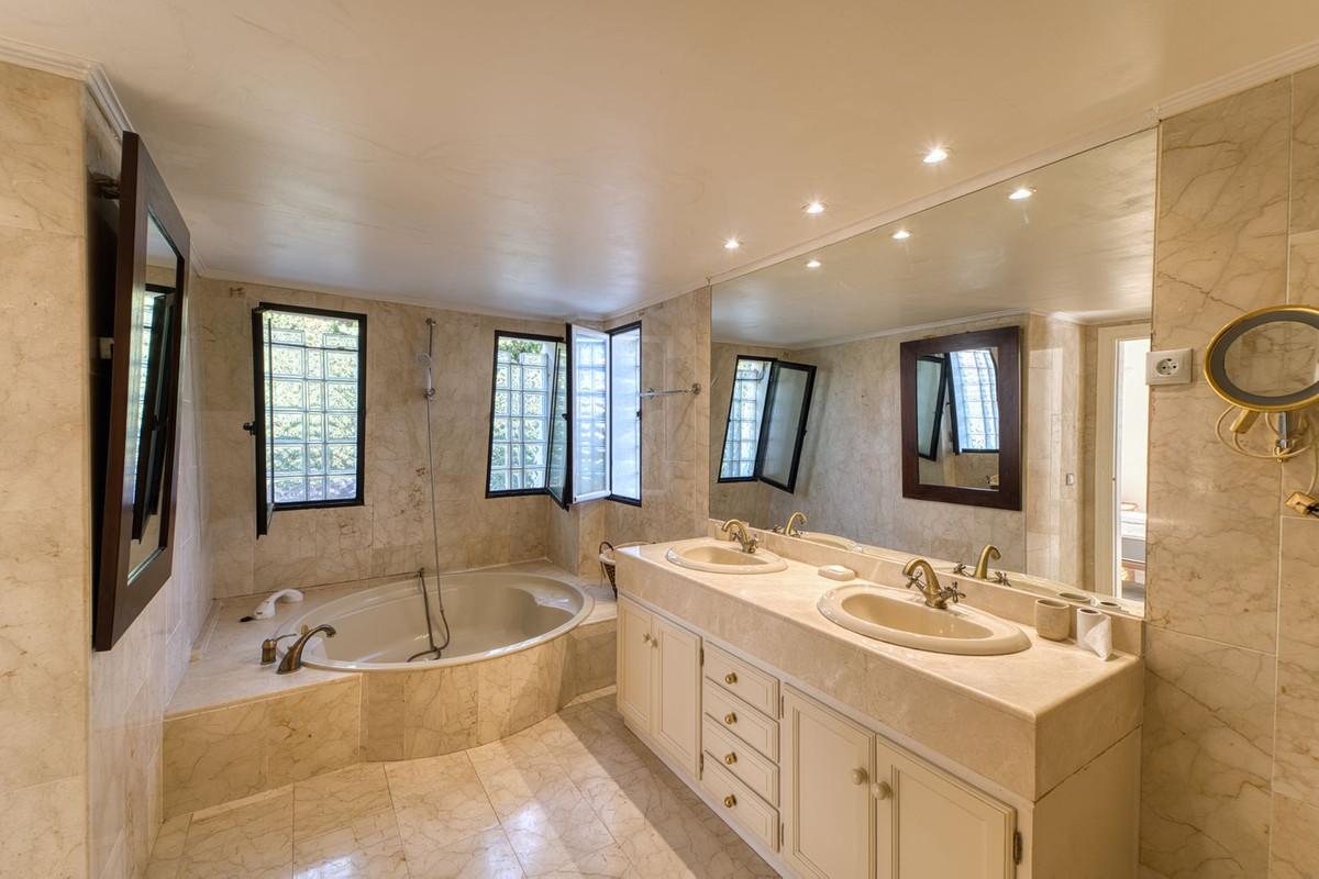 4 Bedroom Villa for Sale in Nueva Andalucía — view 14