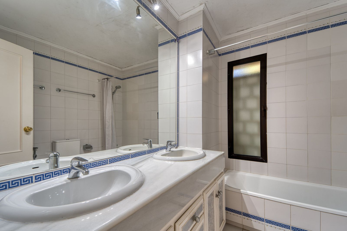 4 Bedroom Villa for Sale in Nueva Andalucía — view 16