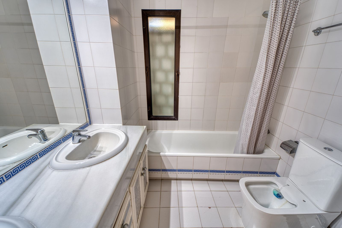 4 Bedroom Villa for Sale in Nueva Andalucía — view 18