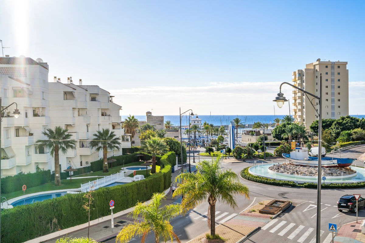 3 Bedroom Apartment for Sale in Estepona — 2