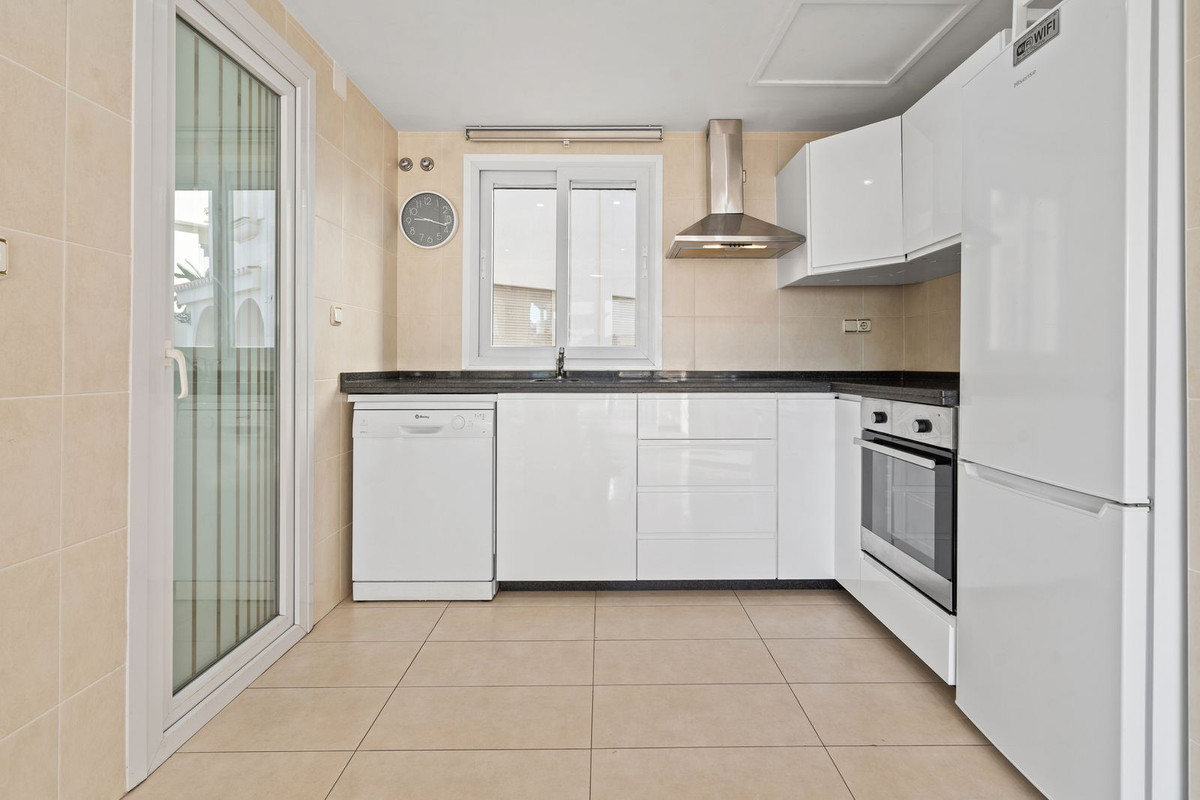 3 Bedroom Apartment for Sale in Estepona — 7