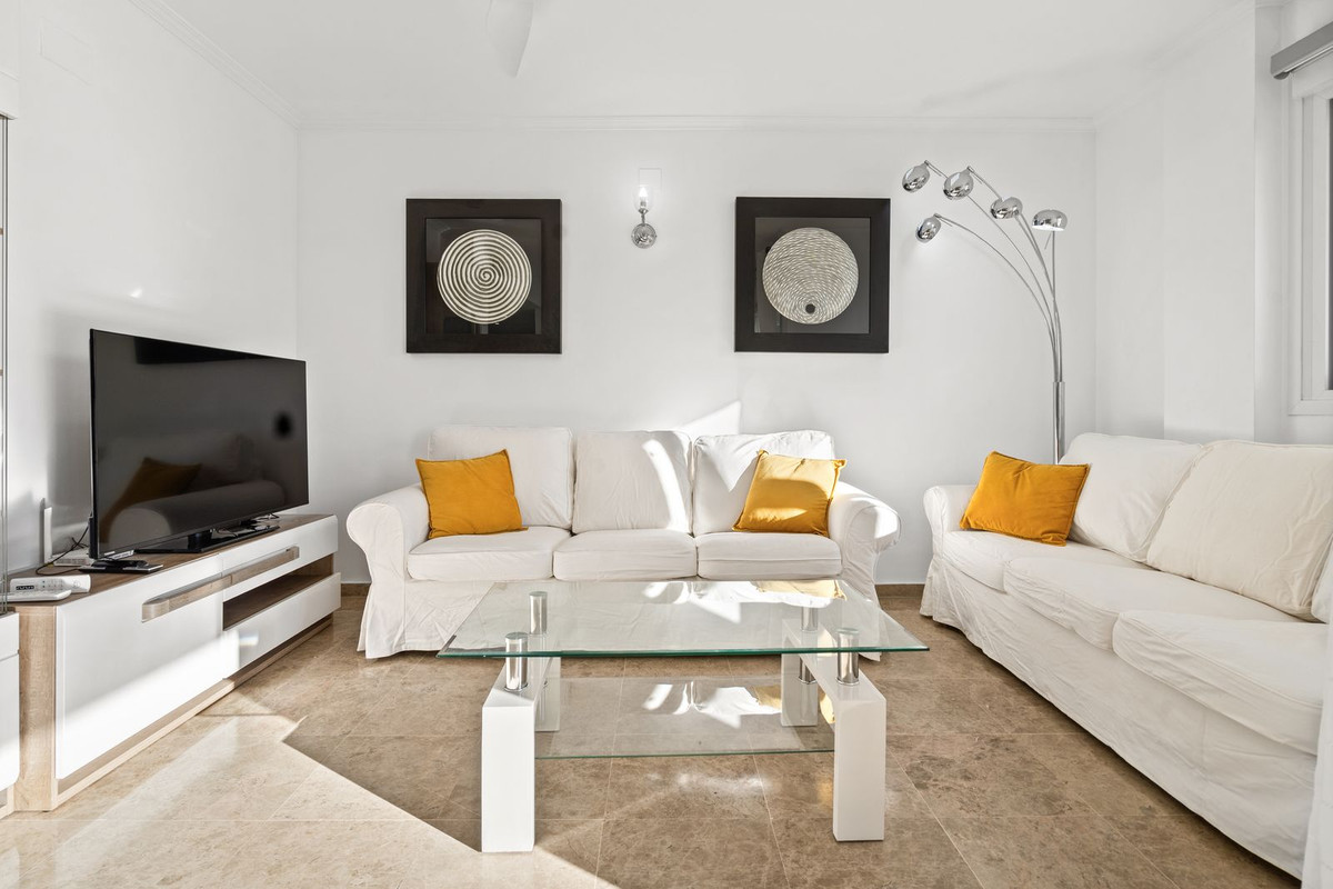 3 Bedroom Apartment for Sale in Estepona — view 10