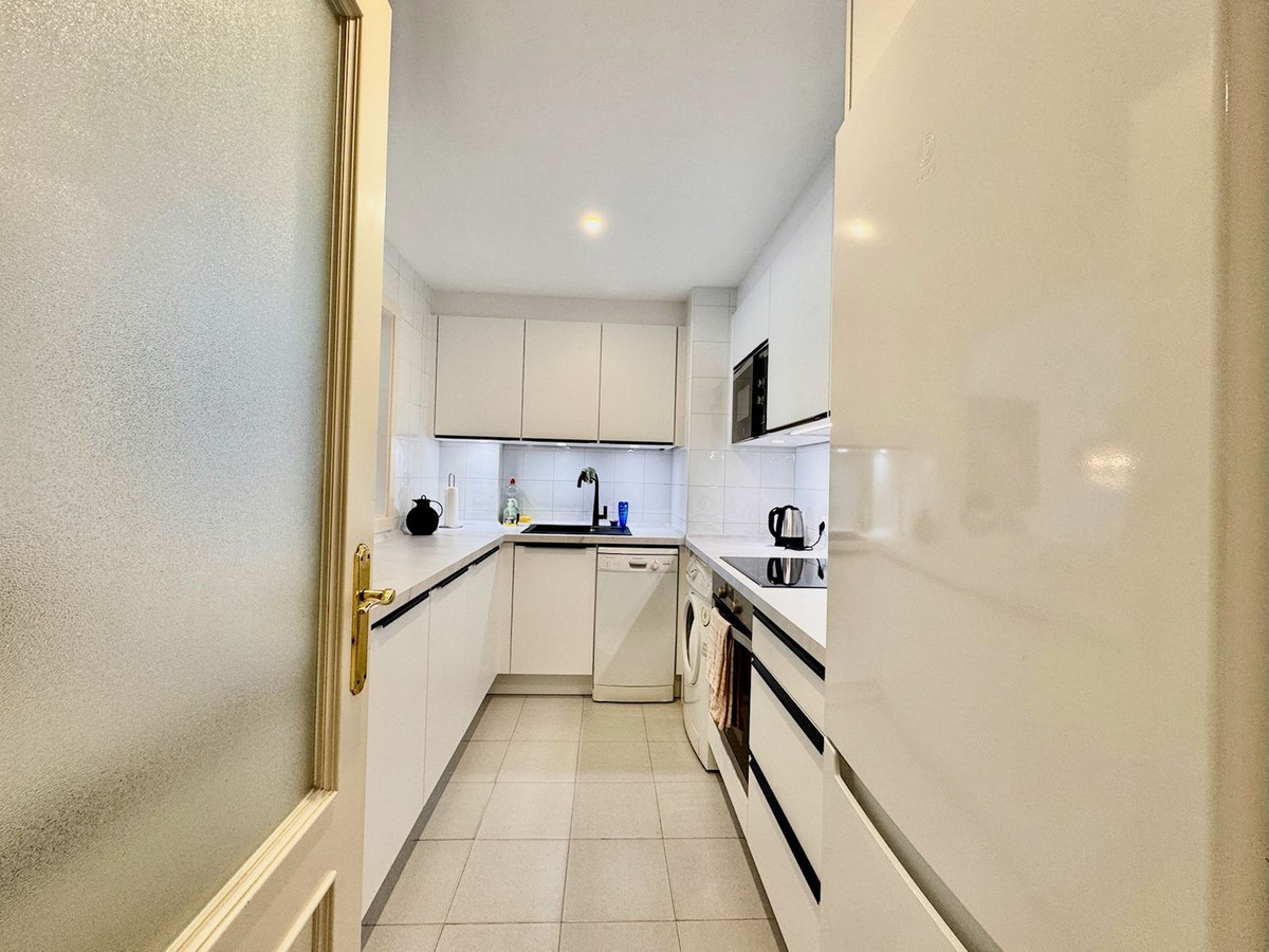 2 Bedroom Apartment for Sale in Puerto Banús — 8