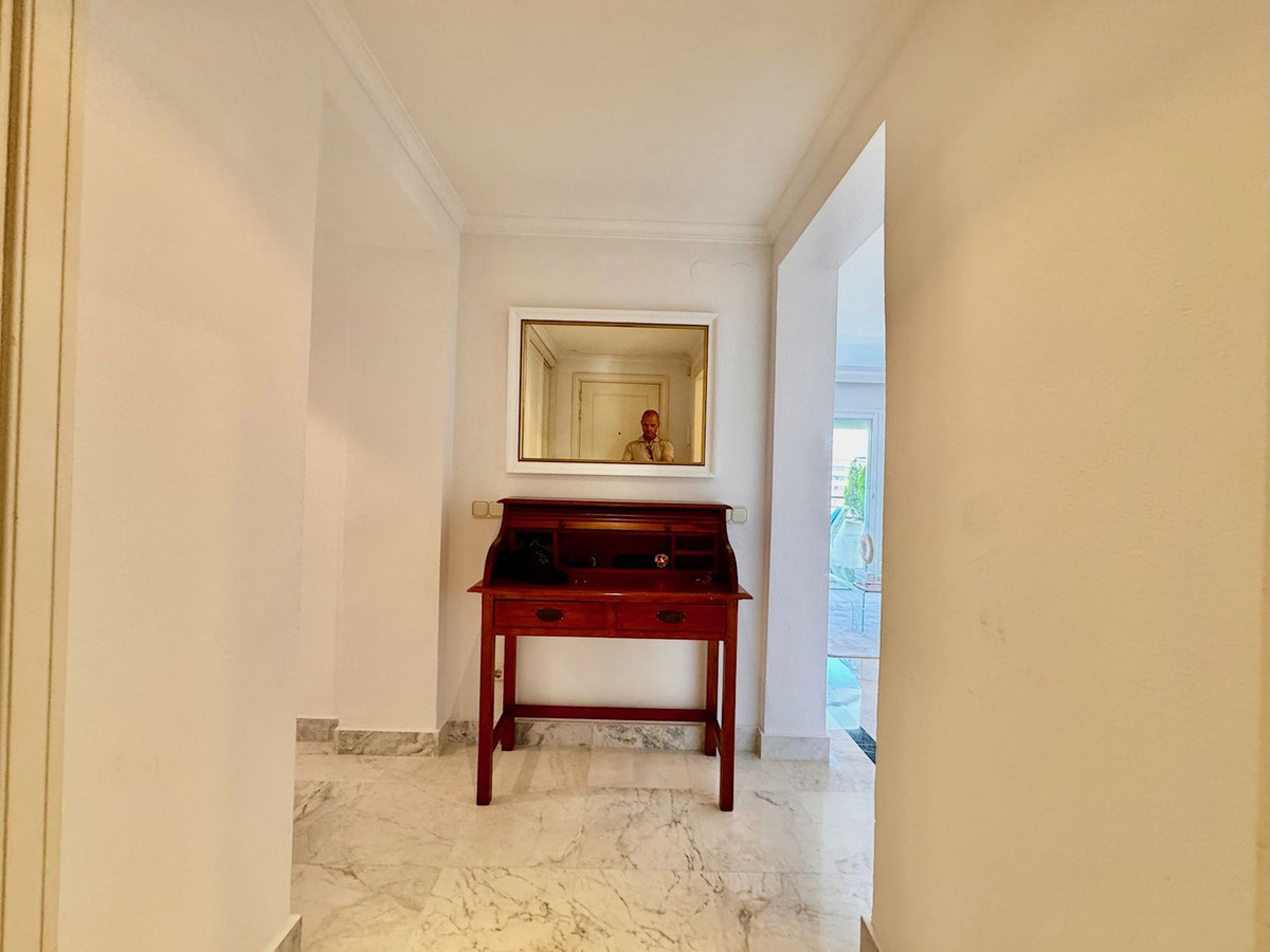 2 Bedroom Apartment for Sale in Puerto Banús — 9