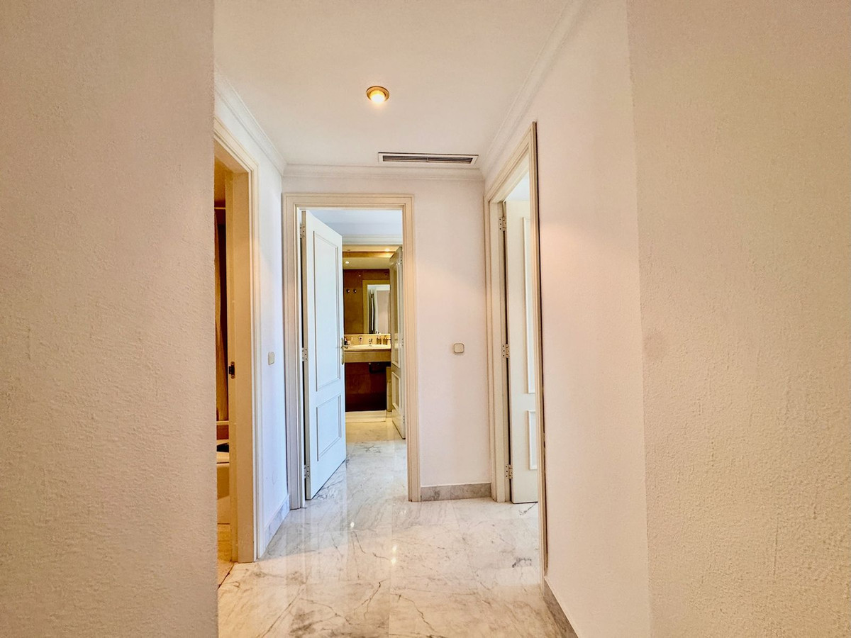 2 Bedroom Apartment for Sale in Puerto Banús — view 10