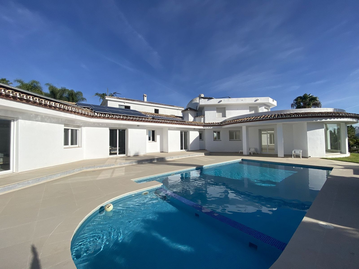 4 Bedroom Villa for Sale in El Paraiso