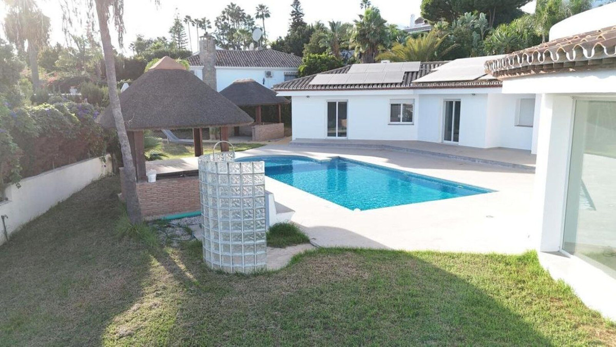 4 Bedroom Villa for Sale in El Paraiso — 2