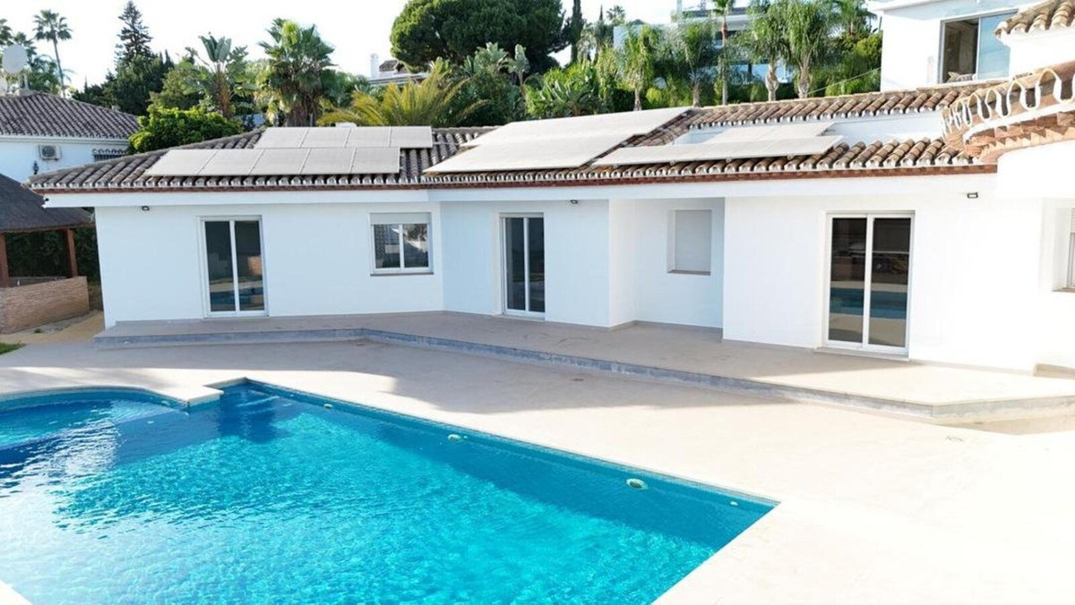 4 Bedroom Villa for Sale in El Paraiso — 3