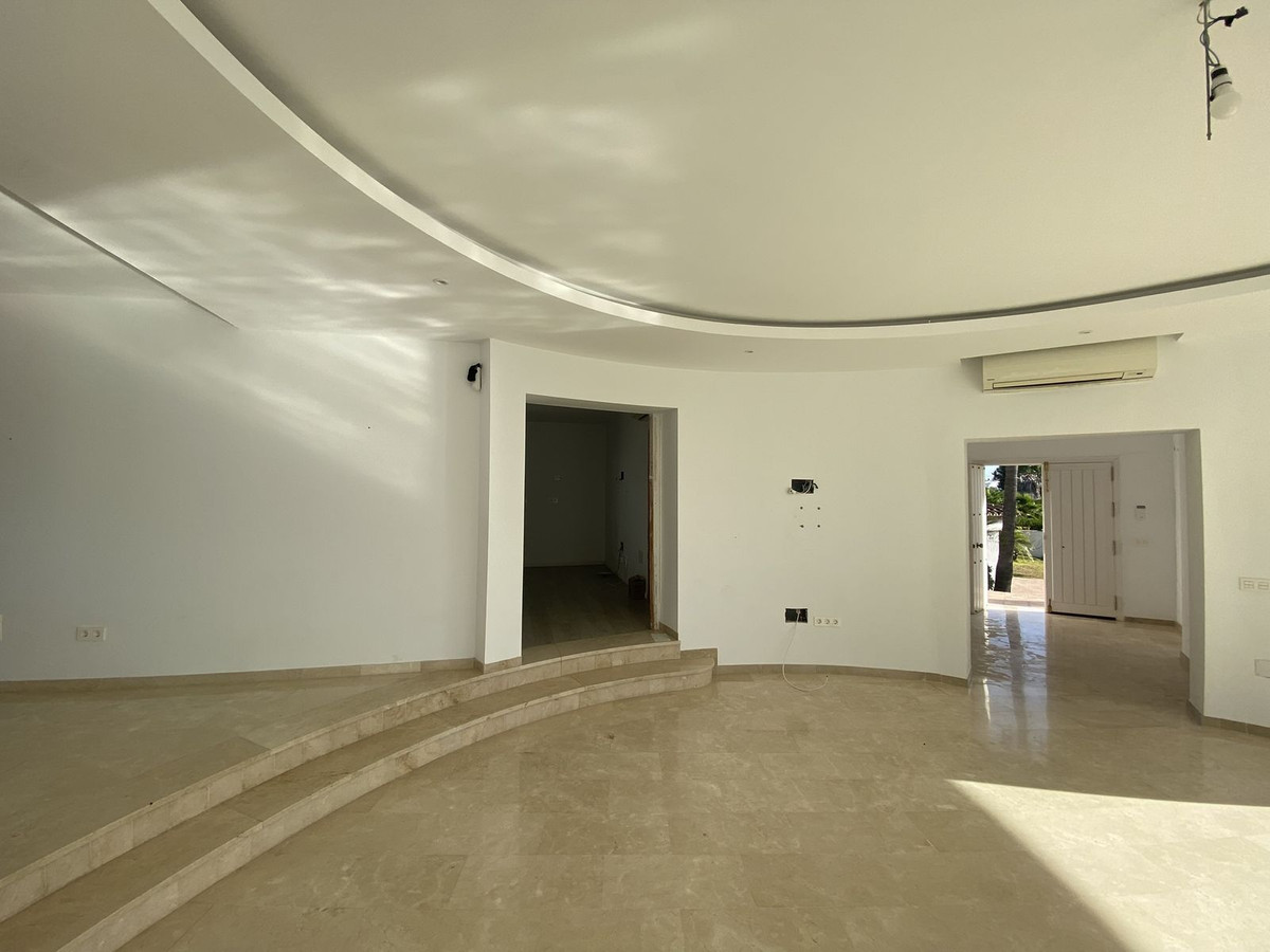 4 Bedroom Villa for Sale in El Paraiso — 7