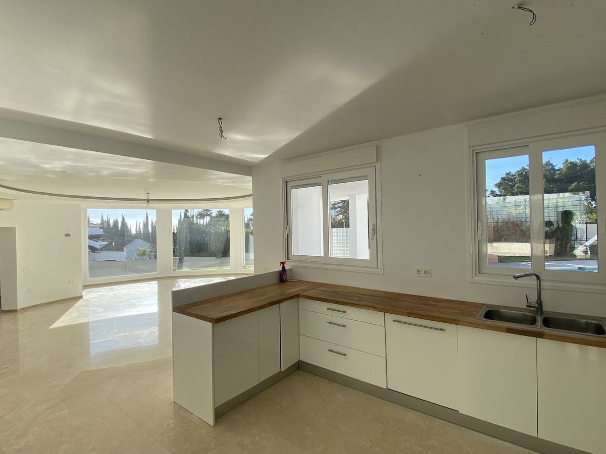 4 Bedroom Villa for Sale in El Paraiso — 8