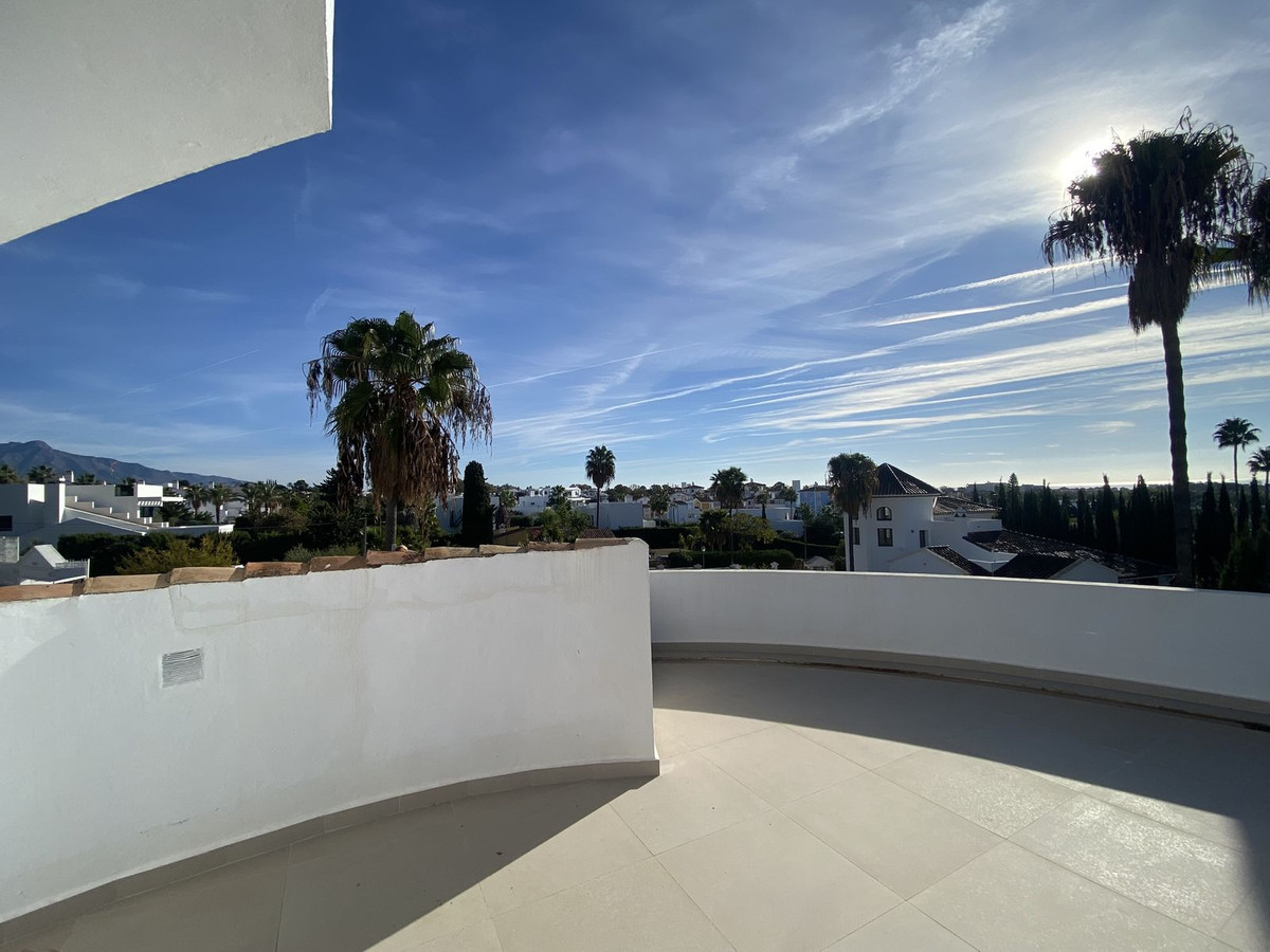 4 Bedroom Villa for Sale in El Paraiso — view 10
