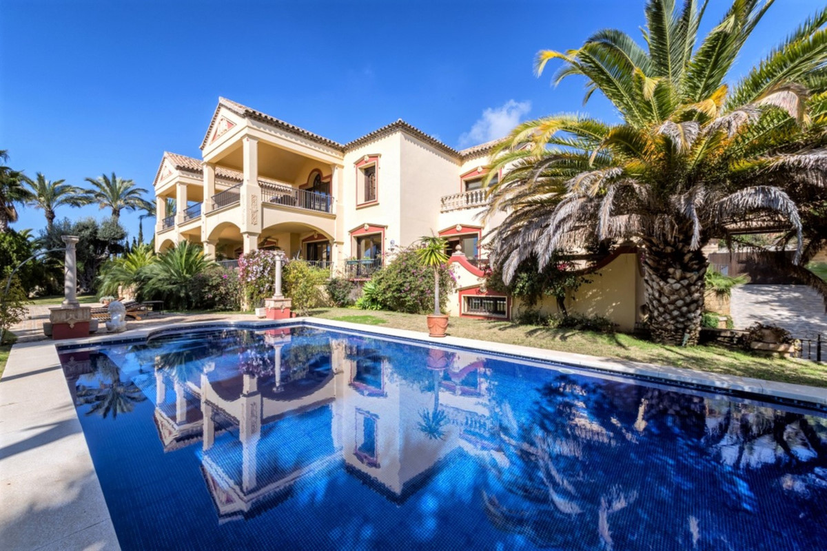 6 Bedroom Villa for Sale in Sierra Blanca