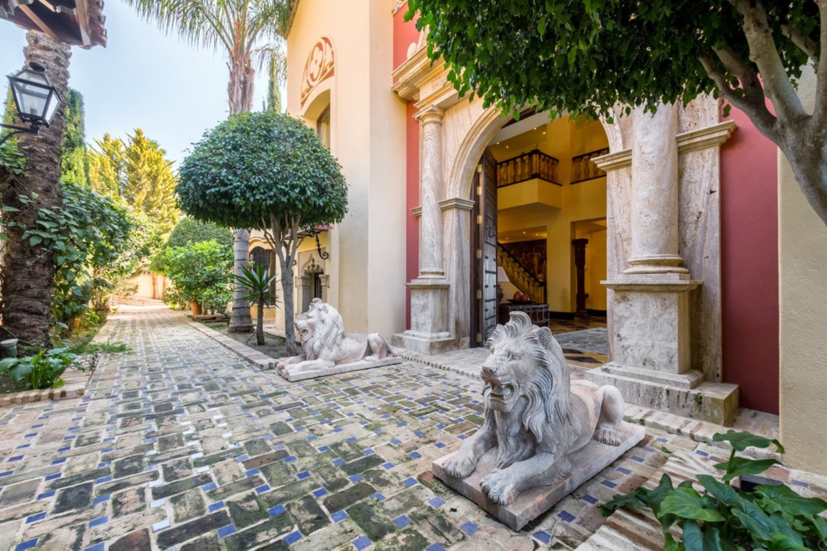 6 Bedroom Villa for Sale in Sierra Blanca — 2