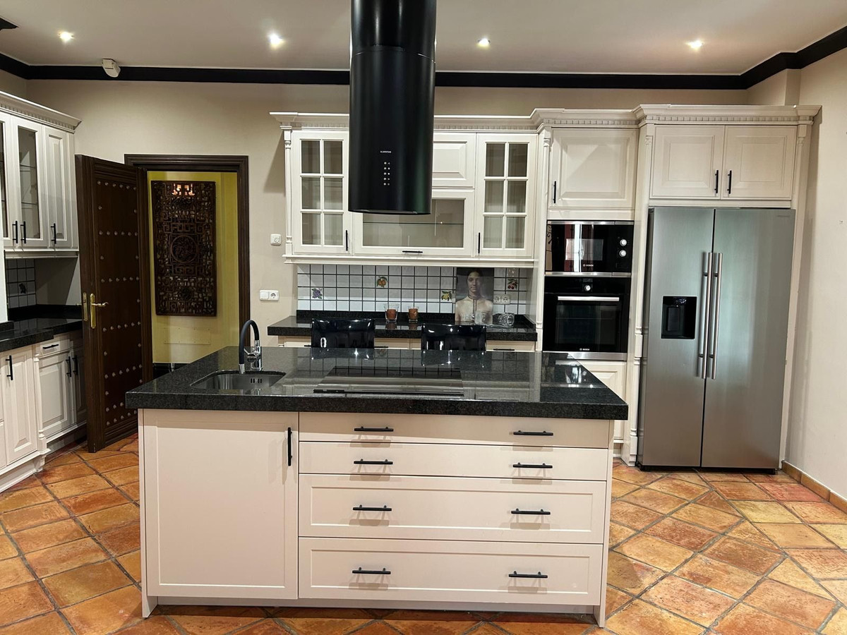6 Bedroom Villa for Sale in Sierra Blanca — 4