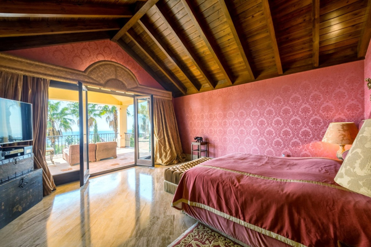 6 Bedroom Villa for Sale in Sierra Blanca — 6