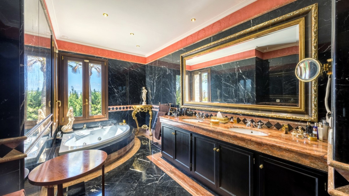 6 Bedroom Villa for Sale in Sierra Blanca — 7