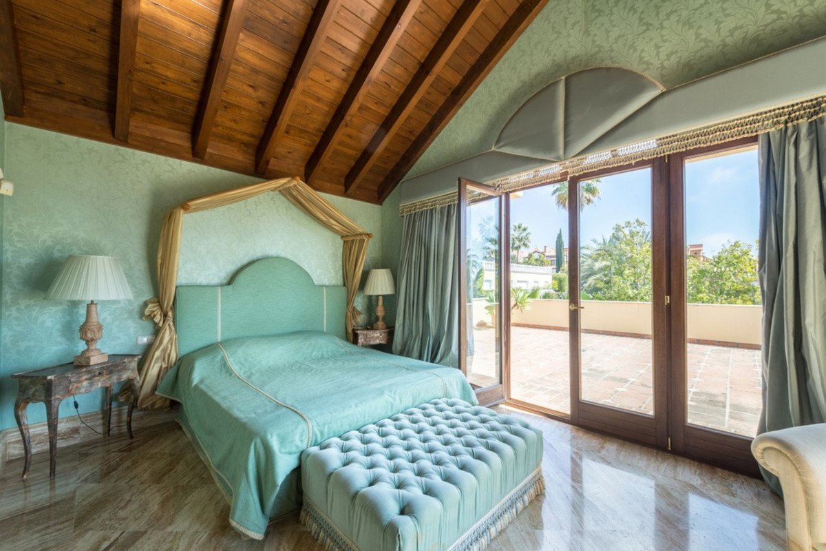 6 Bedroom Villa for Sale in Sierra Blanca — view 10
