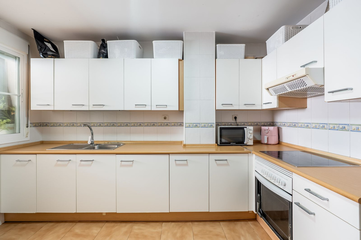 3 Bedroom Apartment for Sale in Estepona — view 10
