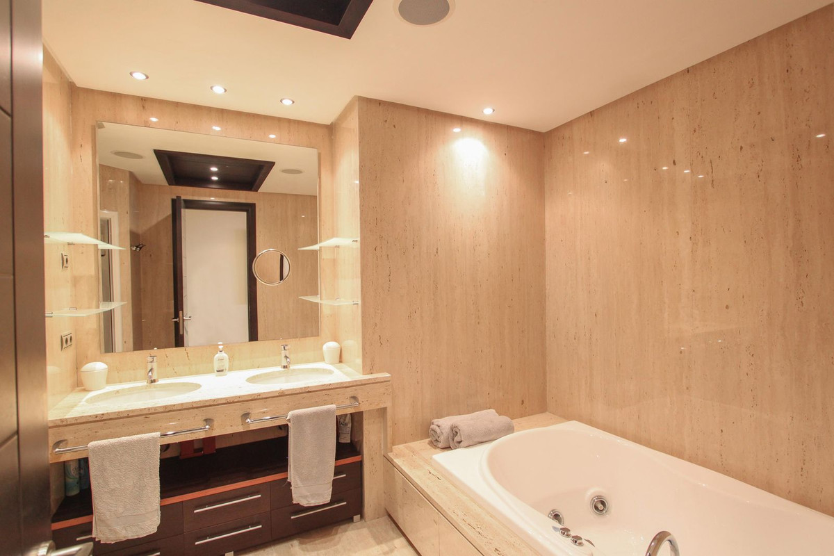 2 Bedroom Apartment for Sale in Puerto Banús — 7