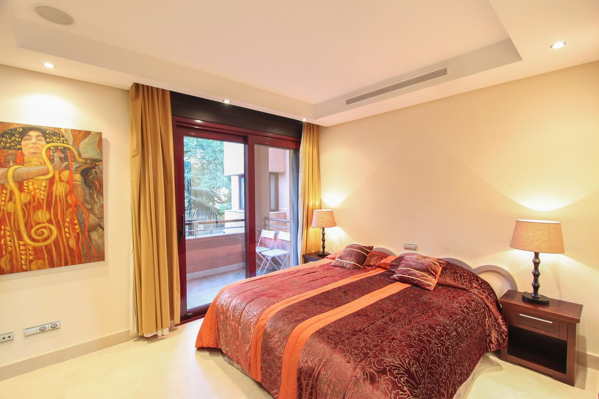 2 Bedroom Apartment for Sale in Puerto Banús — 9