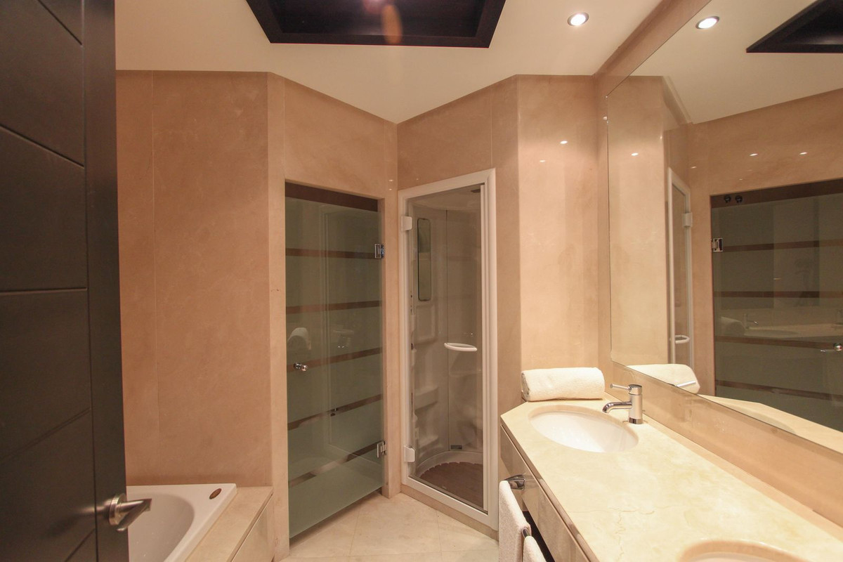 2 Bedroom Apartment for Sale in Puerto Banús — view 10
