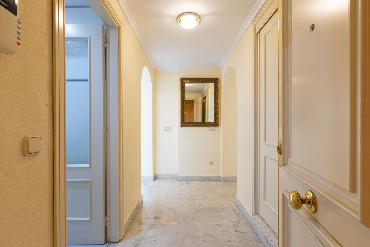 2 Bedroom Apartment for Sale in Puerto Banús — 5