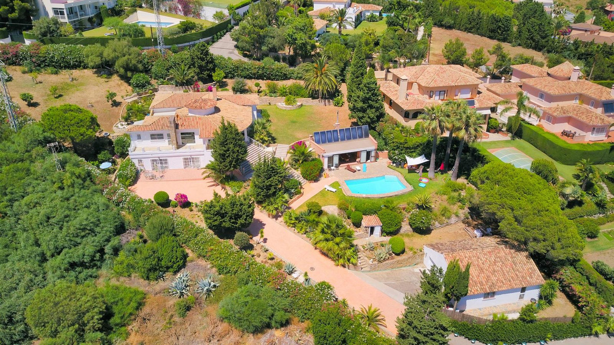 5 Bedroom Villa for Sale in Estepona