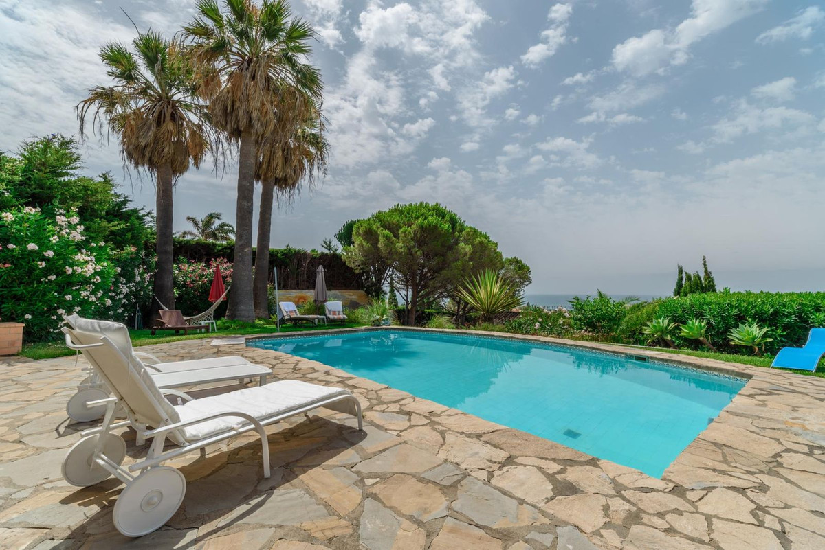 5 Bedroom Villa for Sale in Estepona — 2
