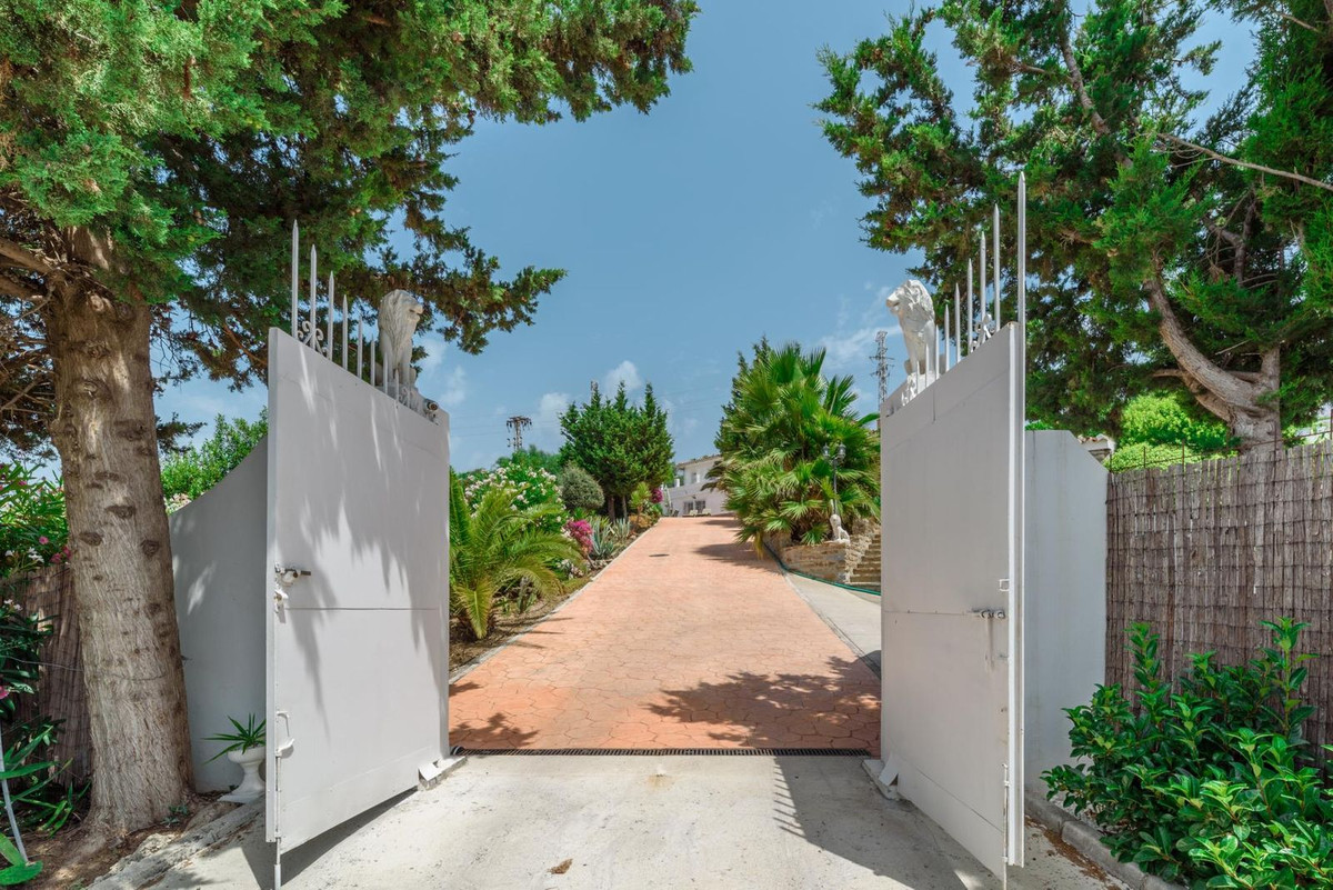 5 Bedroom Villa for Sale in Estepona — 8